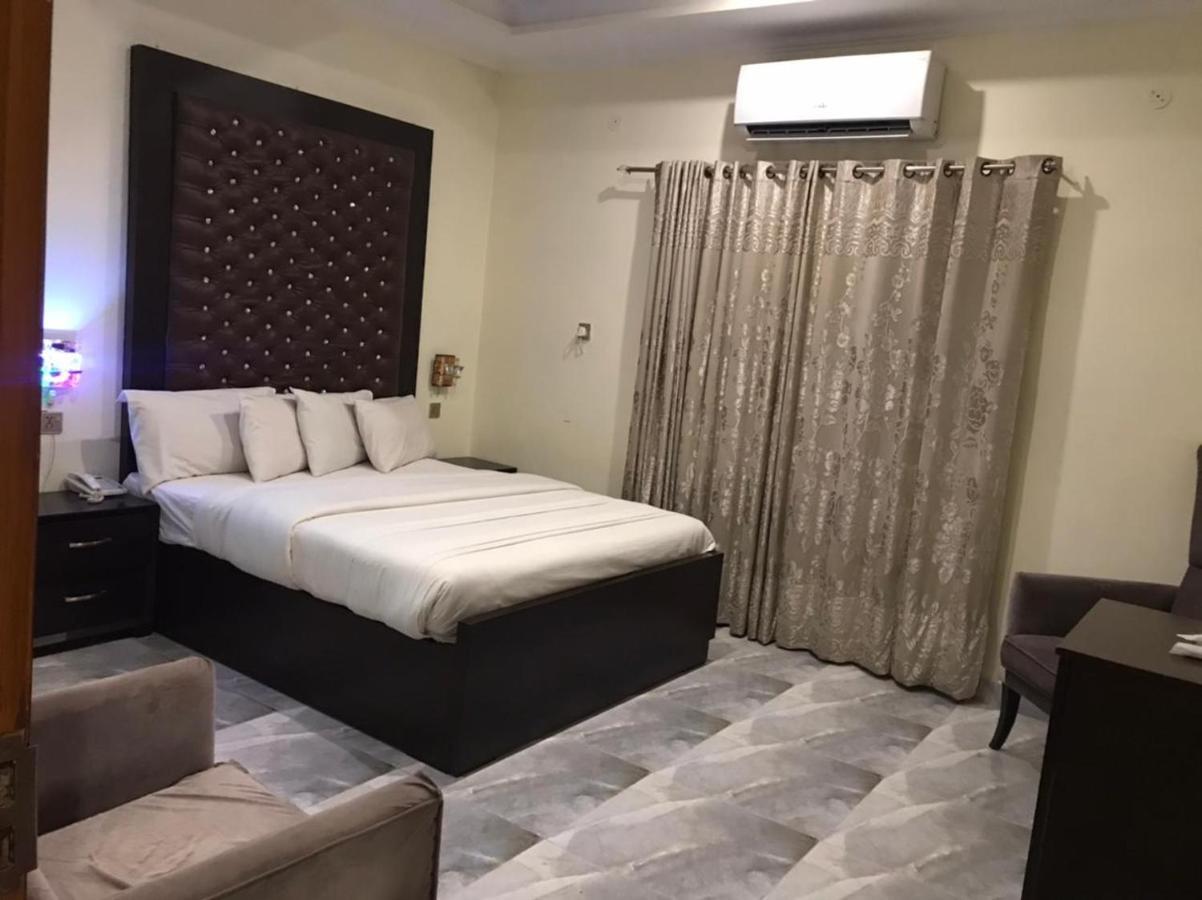 Hotel S.R. Lounge Multan Exterior photo