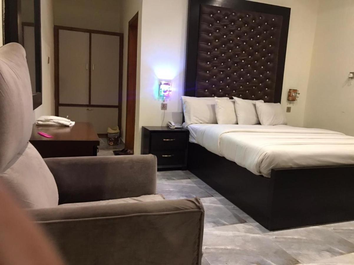 Hotel S.R. Lounge Multan Exterior photo