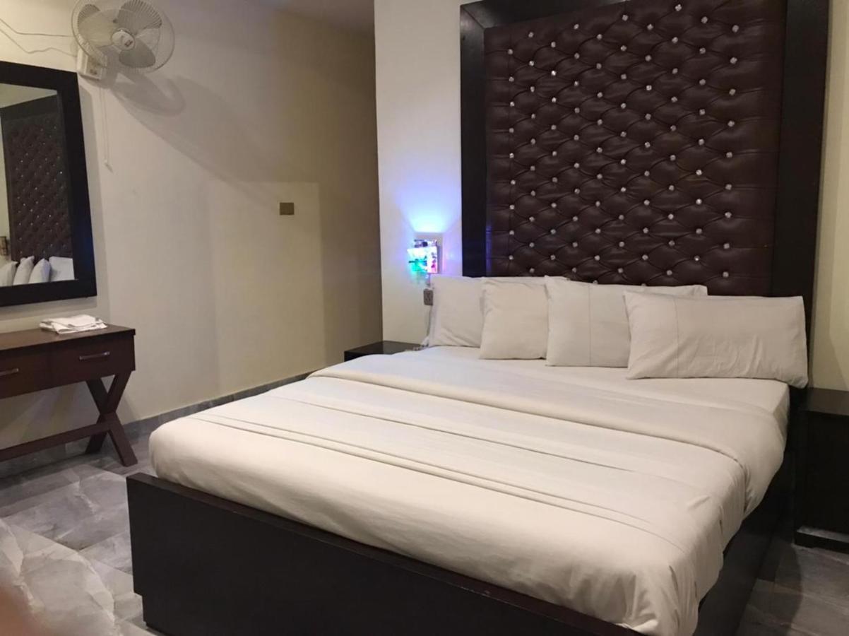 Hotel S.R. Lounge Multan Exterior photo