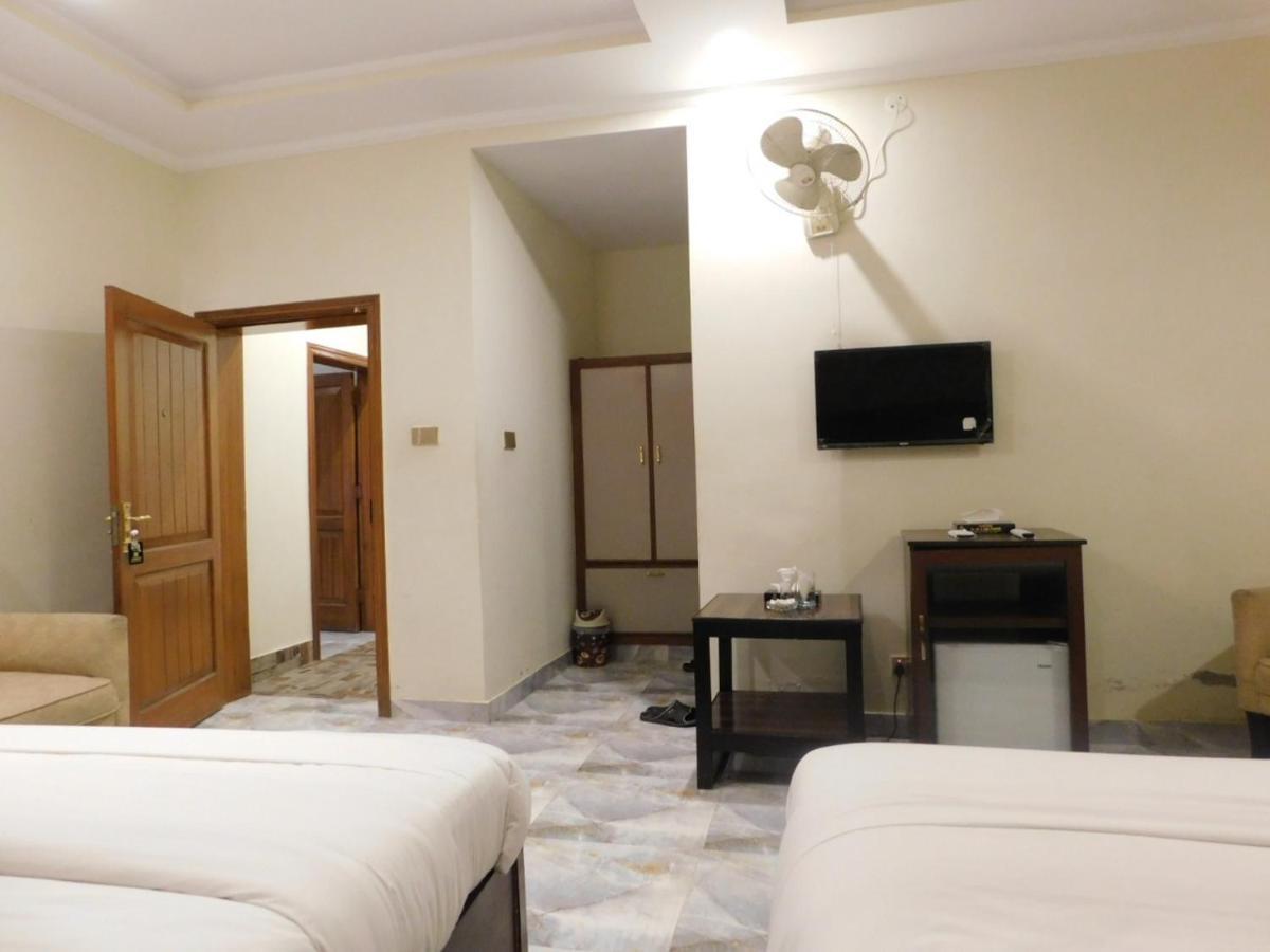 Hotel S.R. Lounge Multan Exterior photo
