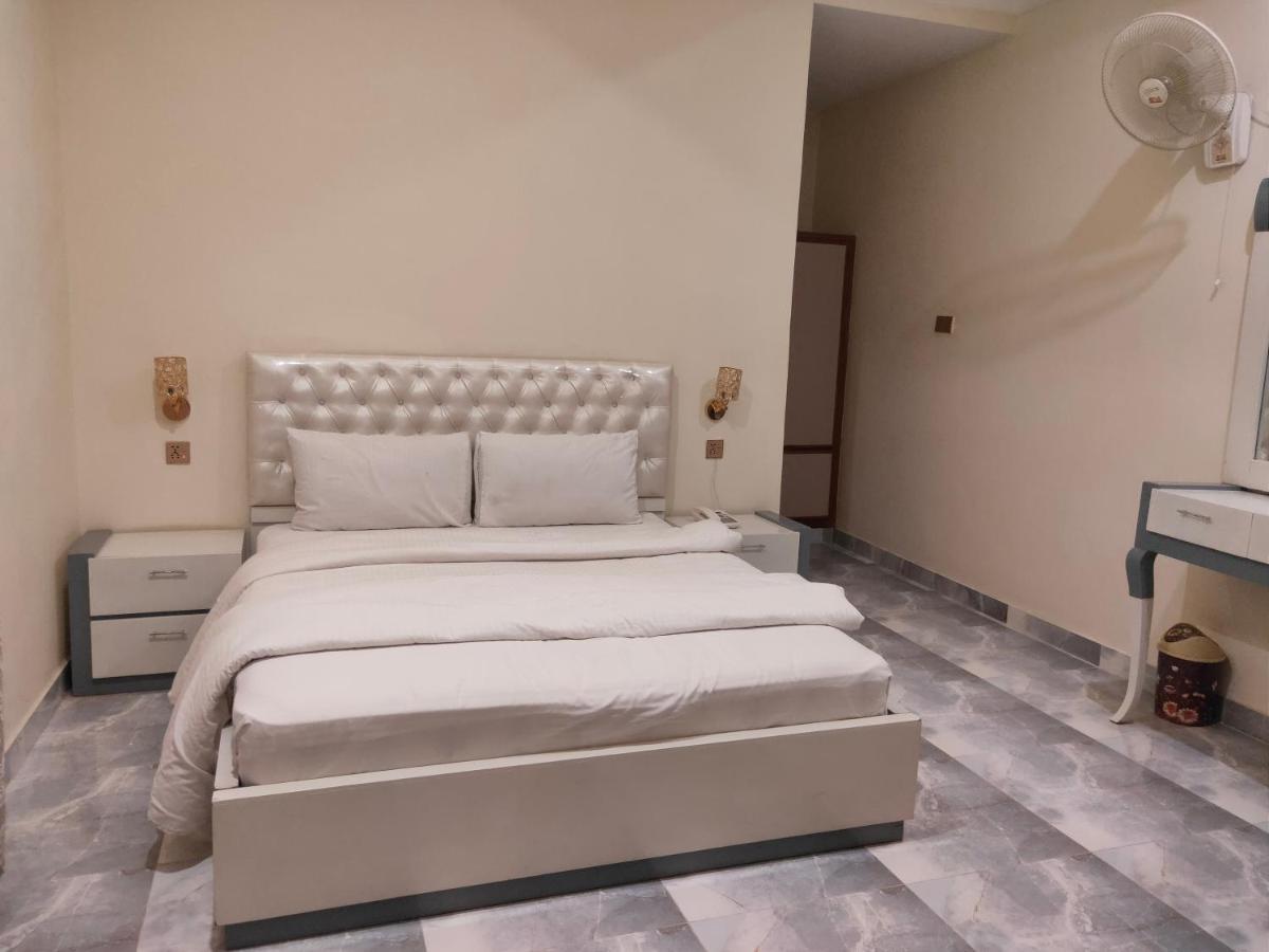 Hotel S.R. Lounge Multan Exterior photo
