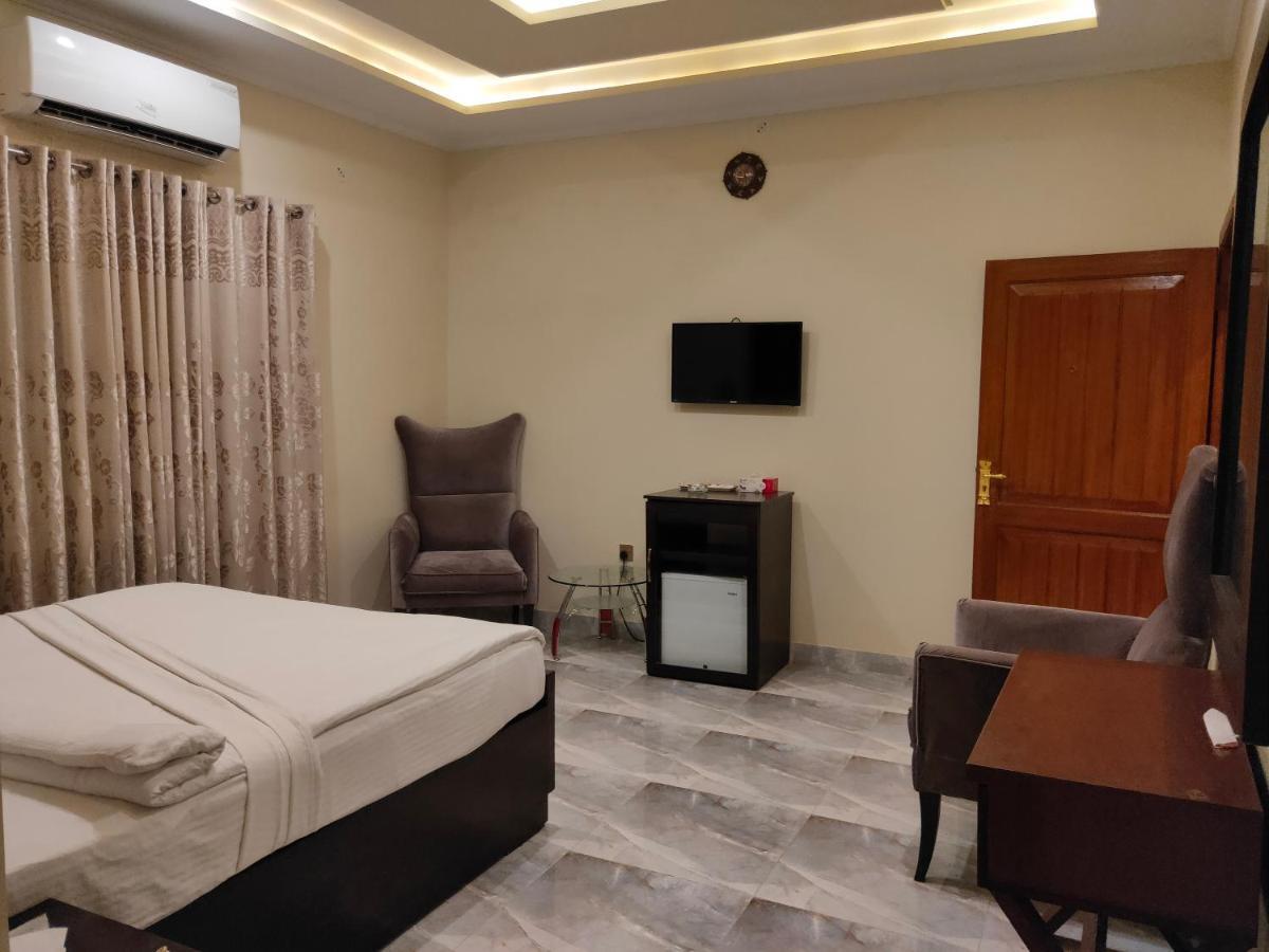 Hotel S.R. Lounge Multan Exterior photo