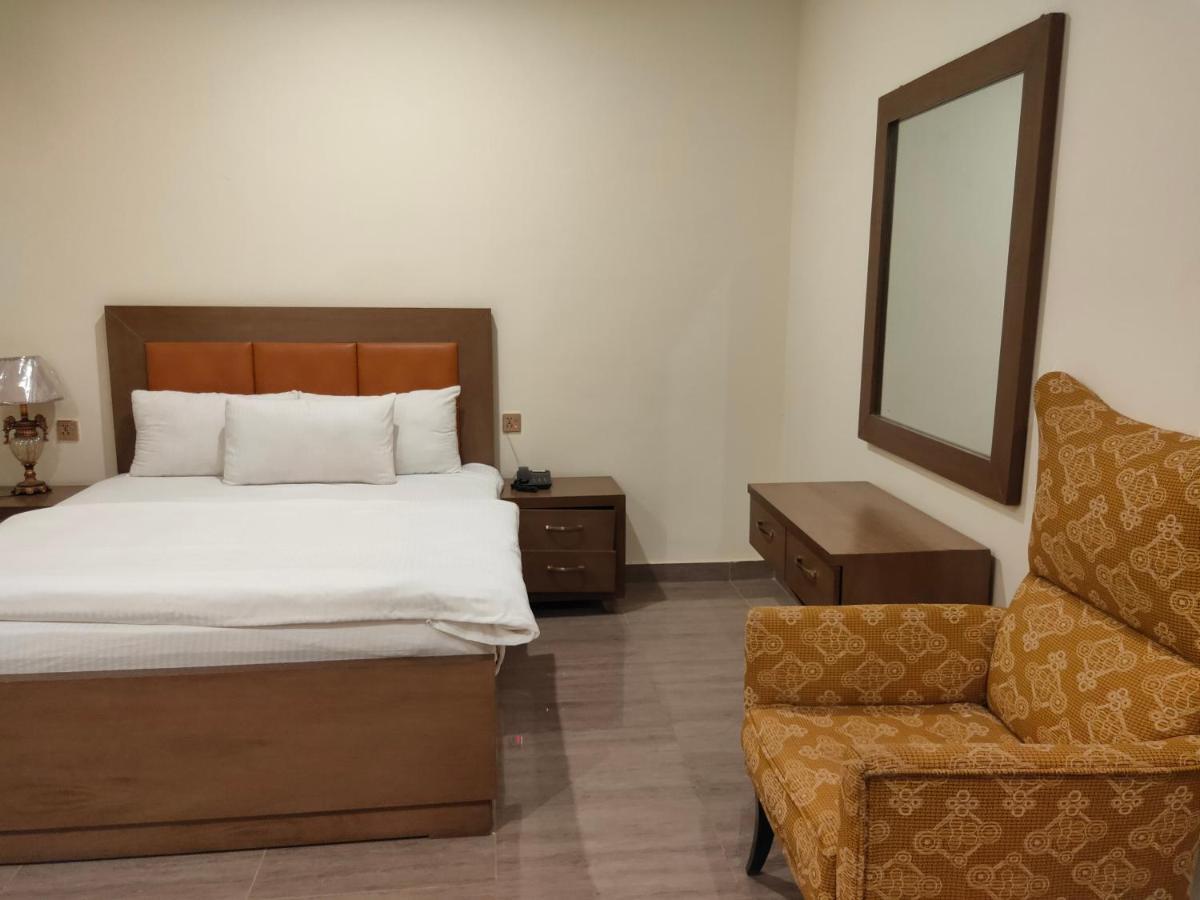 Hotel S.R. Lounge Multan Exterior photo