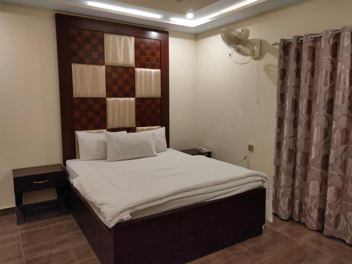 Hotel S.R. Lounge Multan Exterior photo
