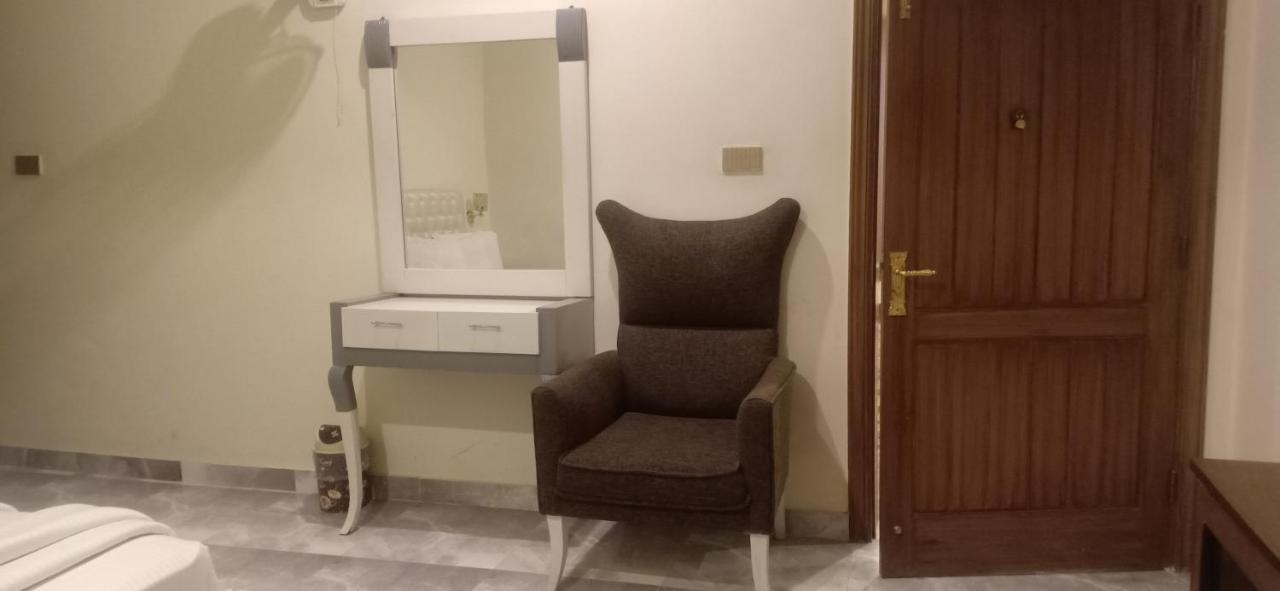 Hotel S.R. Lounge Multan Exterior photo