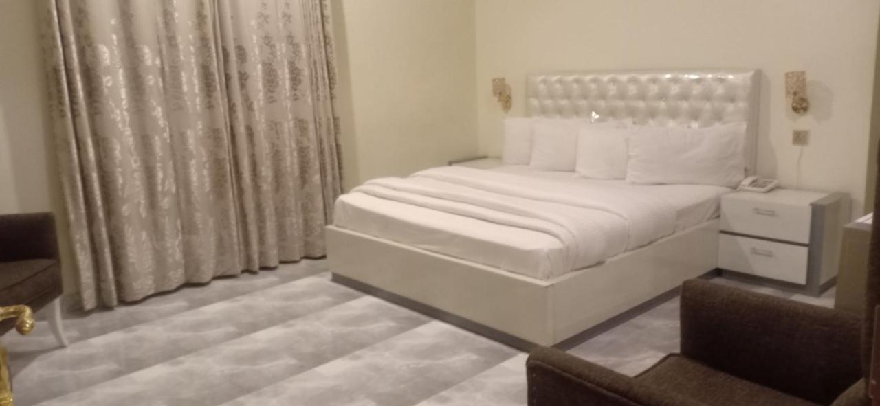Hotel S.R. Lounge Multan Exterior photo