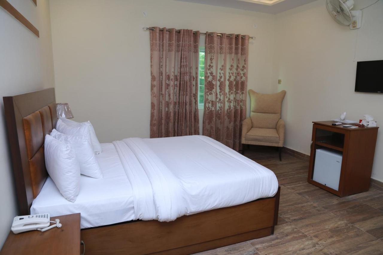Hotel S.R. Lounge Multan Exterior photo
