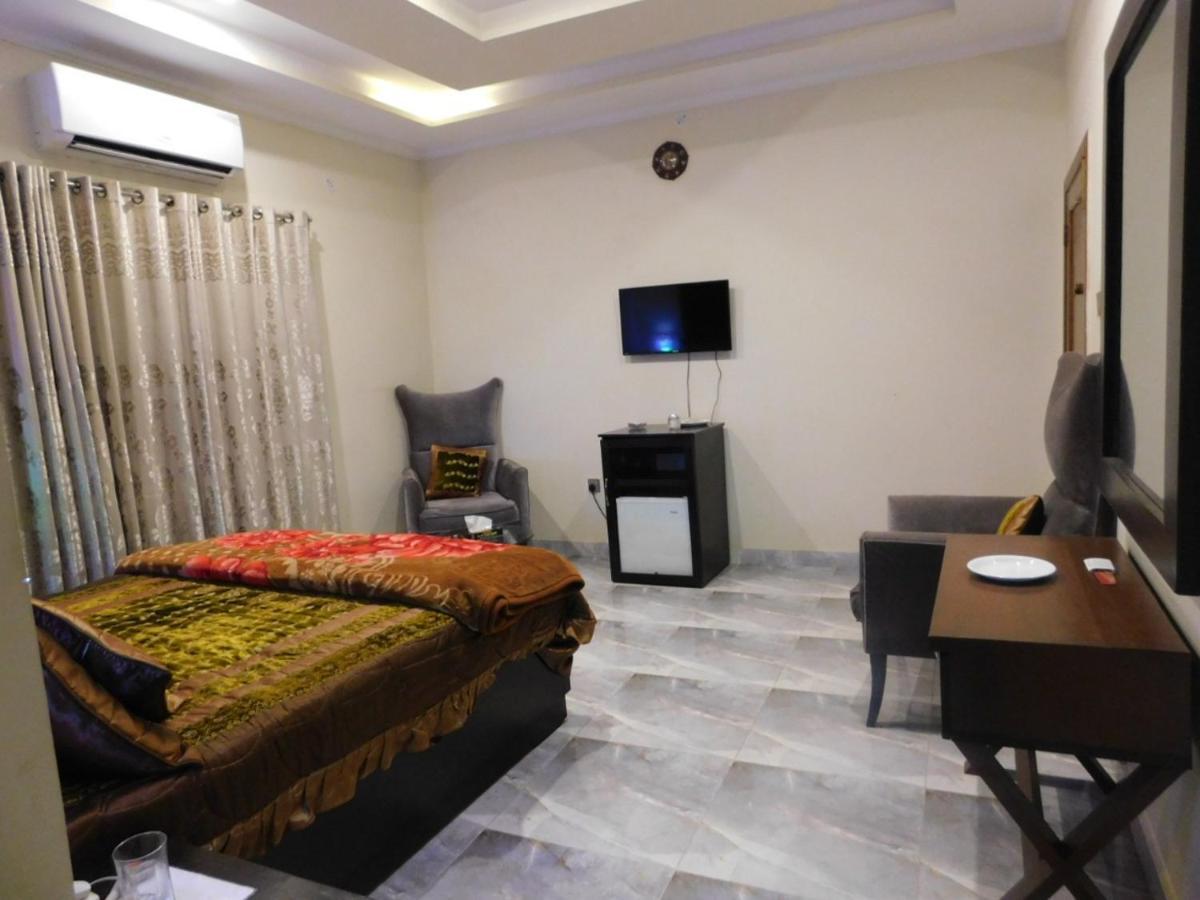 Hotel S.R. Lounge Multan Exterior photo