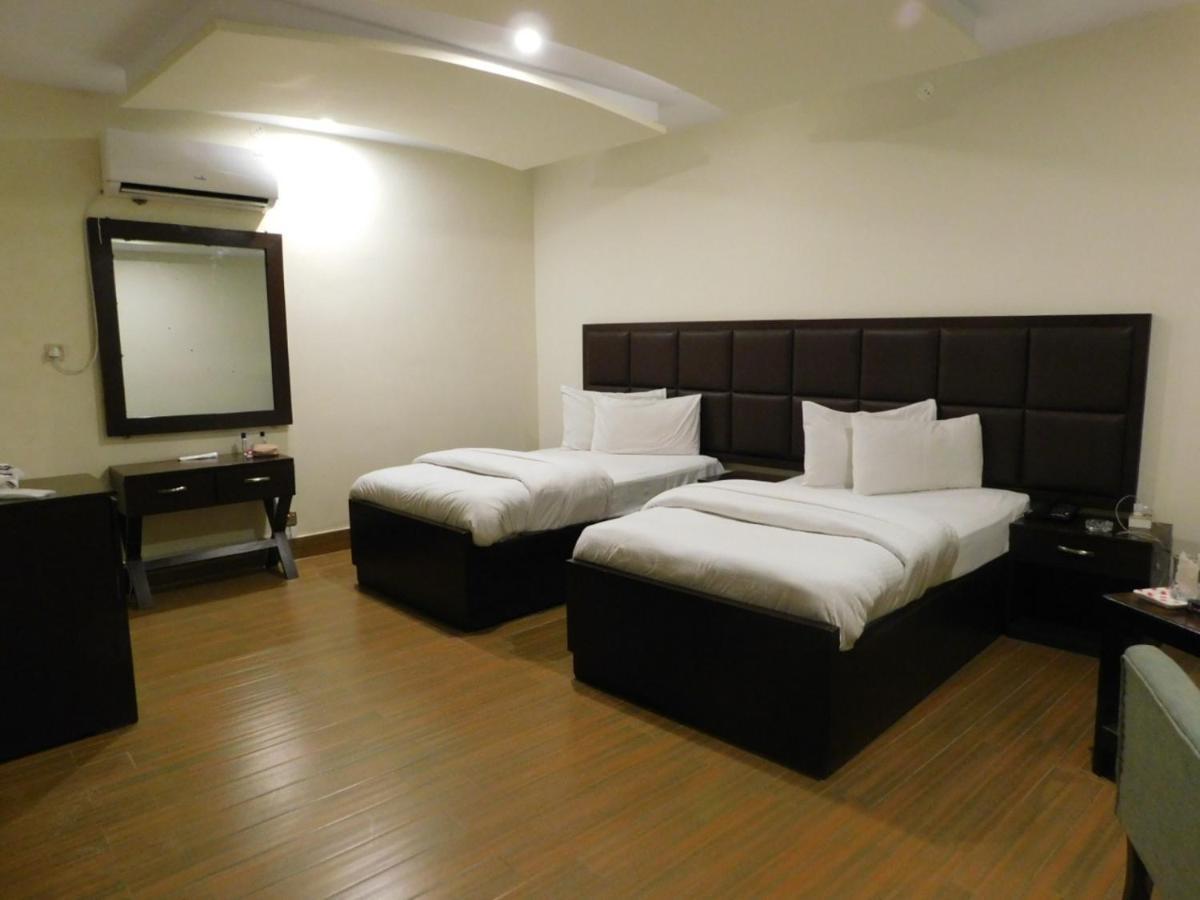 Hotel S.R. Lounge Multan Exterior photo